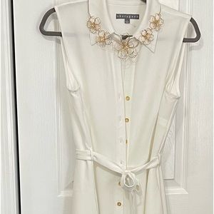 White dress stunning. Never worn.